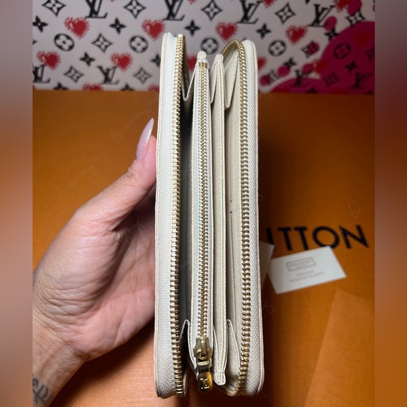 Like new! Zippy Wallet in azur - Picture 12 of 15